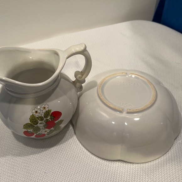 Small strawberry pitcher and bowl - Picture 2 of 2